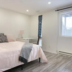 Cozy With Private Bath Near Don Mills Subway Toronto